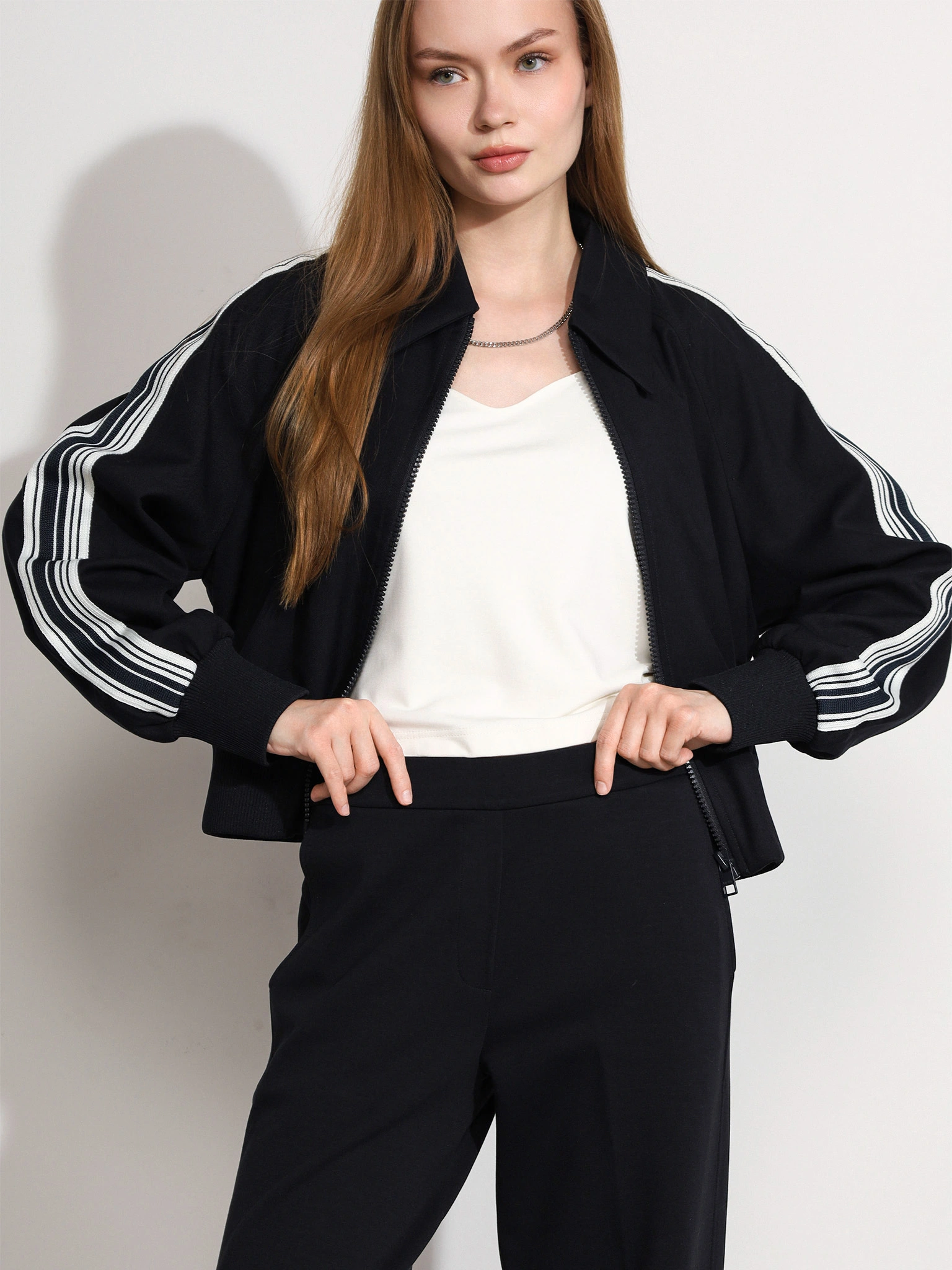 Жакет темно-синего цвета с лампасами